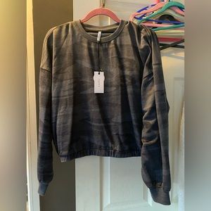 Cropped camo sweatshirt